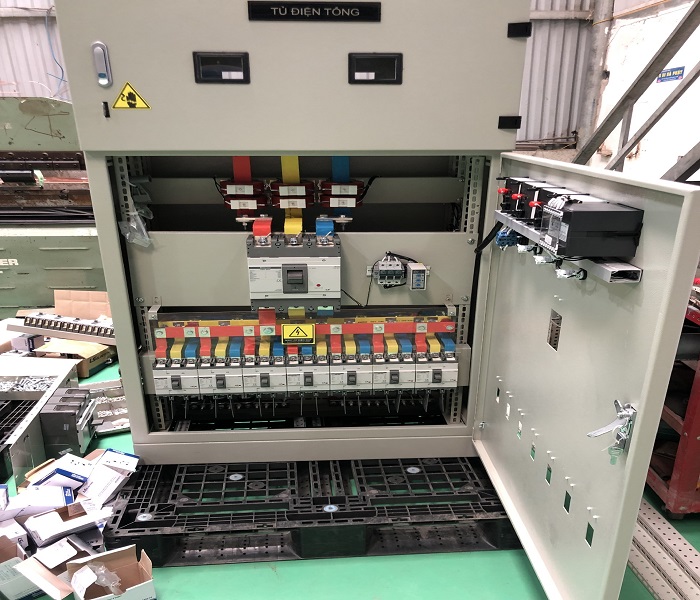 lắp đặt thiết bị bên trong vỏ tủ điện